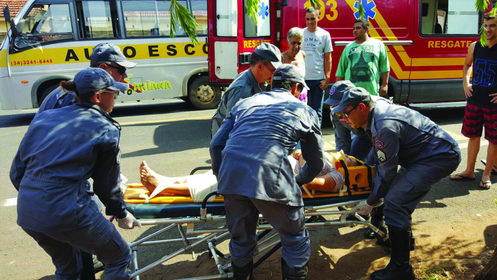 O casal foi atropelado no cruzamento das ruas Cesário Alvim e Uruguaiana