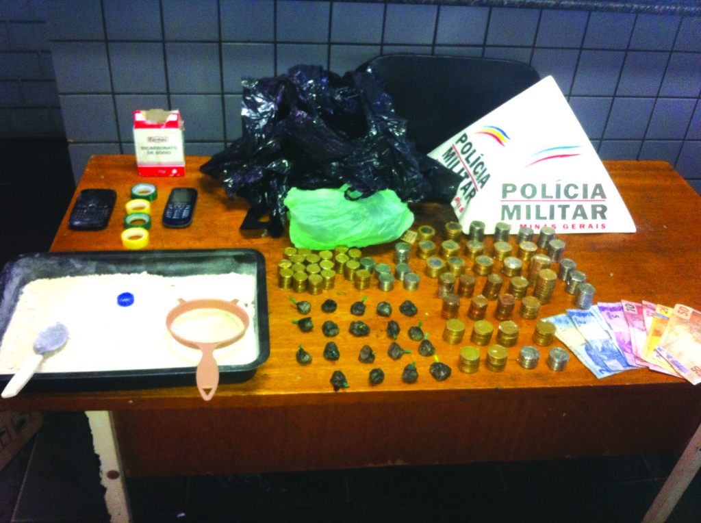 A Polícia localizou porções de cocaína prontas para refino e comercialização e a quantia de R$ 396 em notas diversas