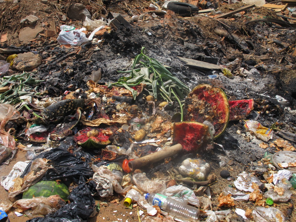 População descarta restos de construção, móveis velhos e até lixo doméstico no local