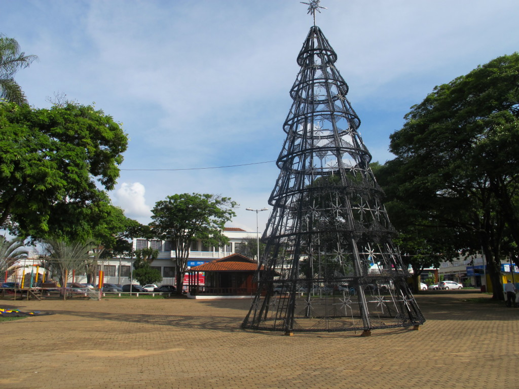 Praça Getúlio Vargas recebe os preparativos para a chegada do ‘bom velhinho’ e inauguração da iluminação de Natal