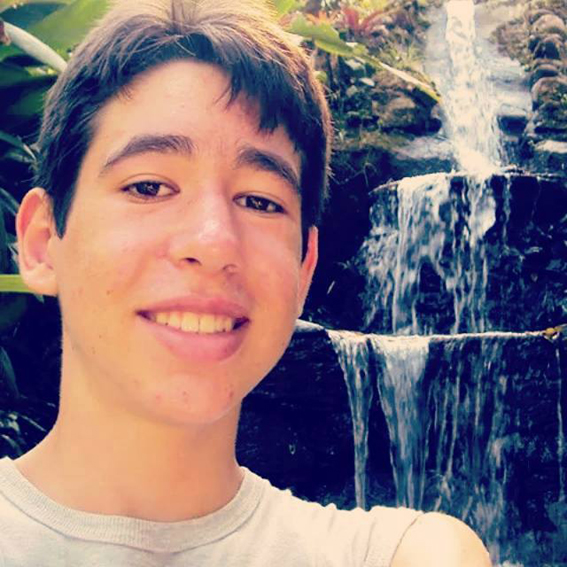 Pablo Goulart Vilela Fonseca fez 17 anos no dia 13, recebendo o carinho dos pais Adriana Vilela Fonseca e Jasmiel Fonseca e também das irmãs Perla V. Fonseca e Pâmella V. Fonseca