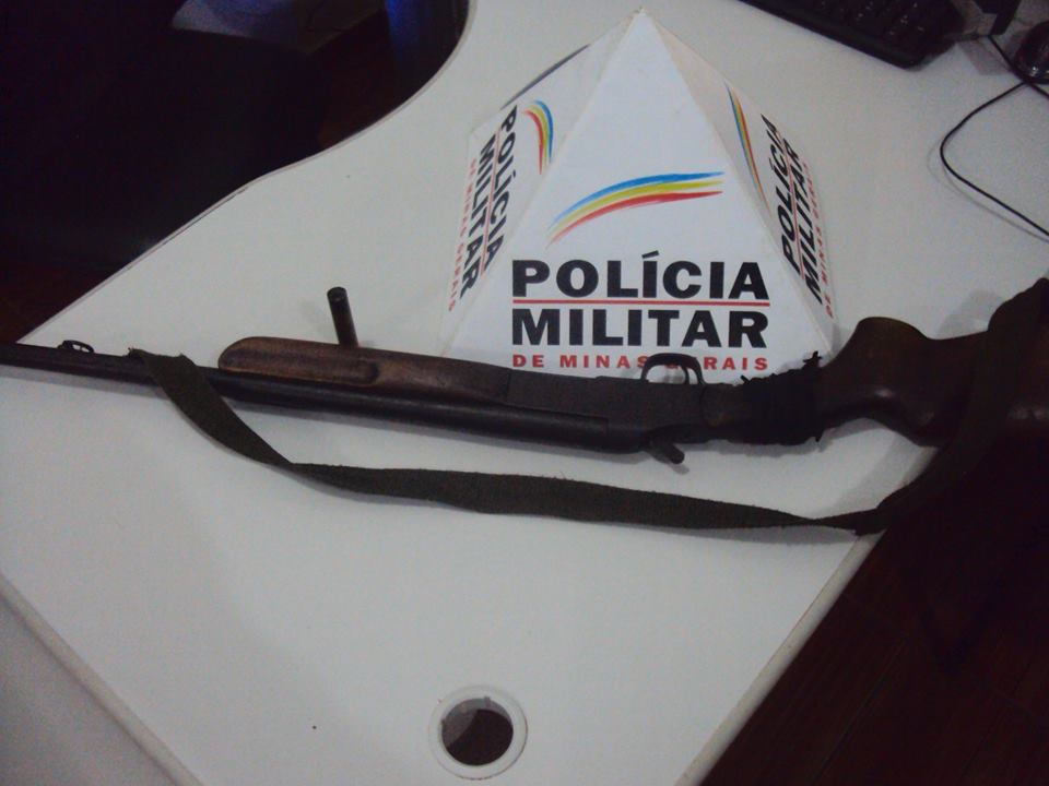 A arma de fogo de uso permitido, sendo uma espingarda tipo cartucheira, foi apreendida e levada à Delegacia 