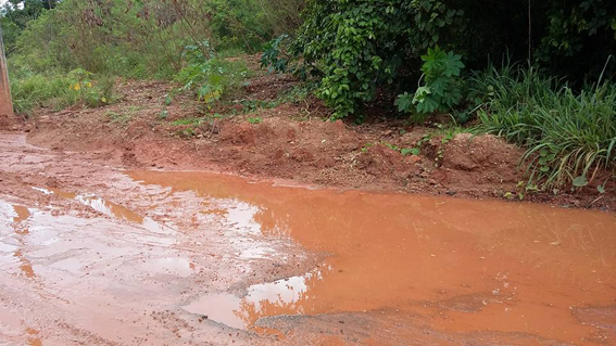 Empresa responsável trabalha para evitar deslizamento de terra