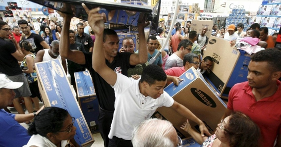Atraídos por descontos, consumidores lotam lojas na “Black Friday”