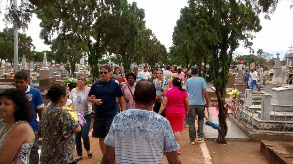 Dia de Finados: fieis prestam homenagens a entes queridos nos cemitérios do município