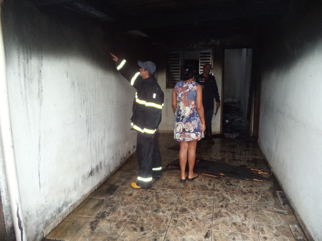 Chamas atingiram o quarto, sala, forro de PVC, algumas paredes e outros objetos