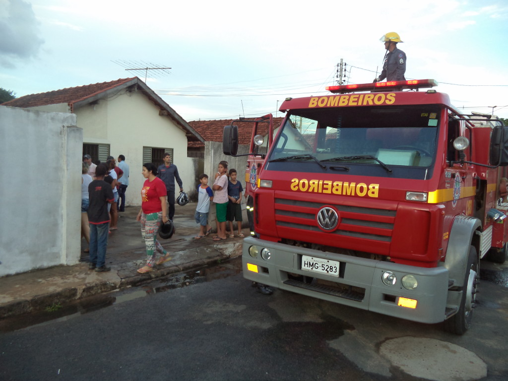 Foram necessários aproximadamente 800 litros de água para extinguir o incêndio