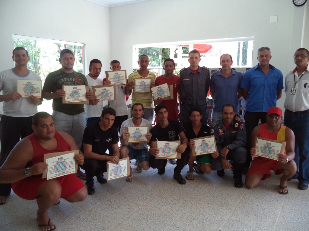 Formandos do curso de salvamento aquático receberam certificado na sexta-feira, 13