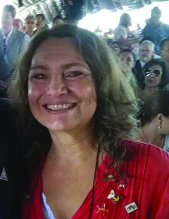 “Minha opinião é contrária a esta prática, pois, os animais sofrem. Mas também me preocupam as pessoas que a vida inteira precisaram das carroças para se sustentar. É preciso haver ações que amparem os carroceiros, como por exemplo, o cadastramento daqueles que trabalham atualmente e o não fornecimento de novas licenças.”  Glenda Costa - Arquiteta