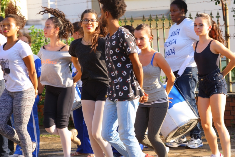 Parada de Natal acontece na praça Sérgio Pacheco e conta com bailarinos e músicos