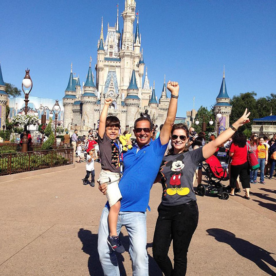 O casal de empresários Regiane Nader e Vander Nader, e o pequeno Walter Neto no encantador Parque Magic Kingdom. Em viagem pelo mundo Walt Disney a família fez questão de incluir no tour o primeiro dos quatro parques temáticos da Disney.