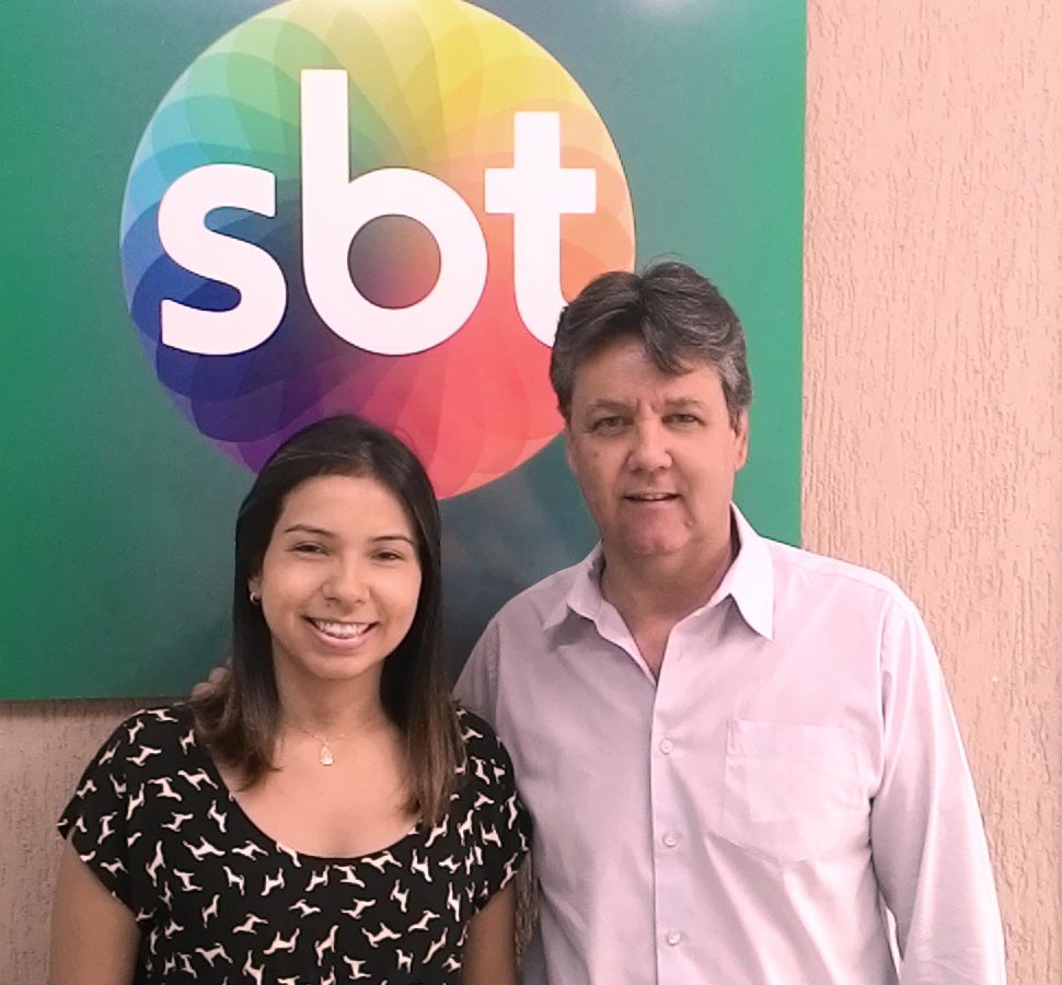 Edivaldo Samorano ao lado da nova analista de marketing da TV Vitoriosa, Fernanda Sousa