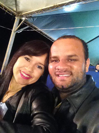 Erlan Salatiel, aniversariante do dia 13, com a namorada Angela 