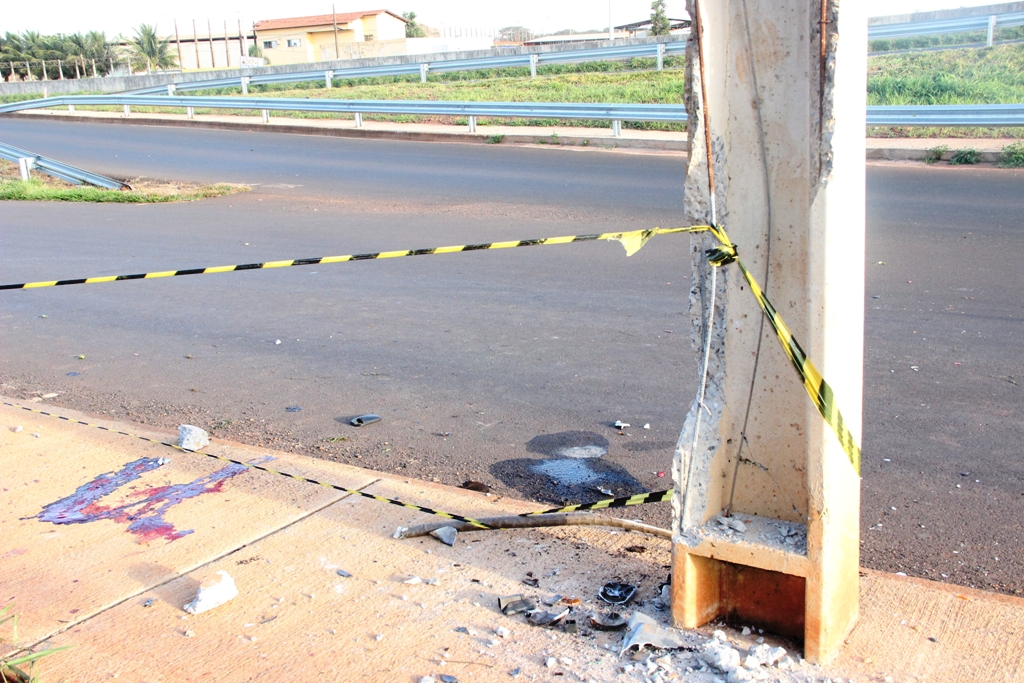 A batida foi tão violenta que o poste ficou bastante danificado