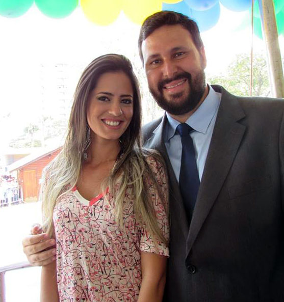 Hoje é dia de comemoração na casa de Raul Belém! Na foto acompanha a elegante e linda Primeira Dama, Amanda