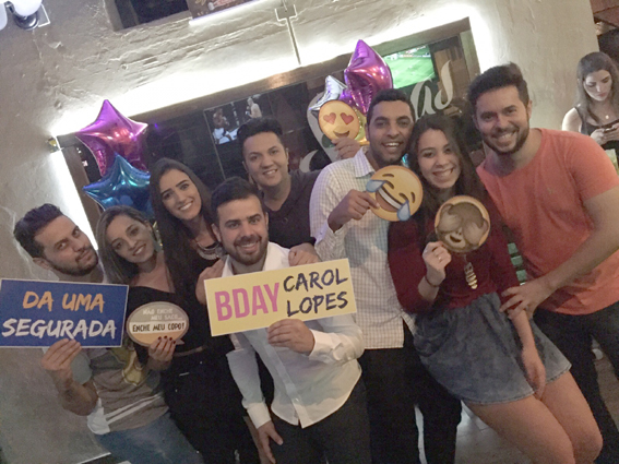 O aniversário surpresa foi preparado por amigos e familiares #BdayCarolLopes