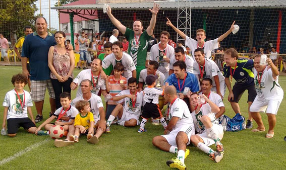 Campeões festejam após a premiação