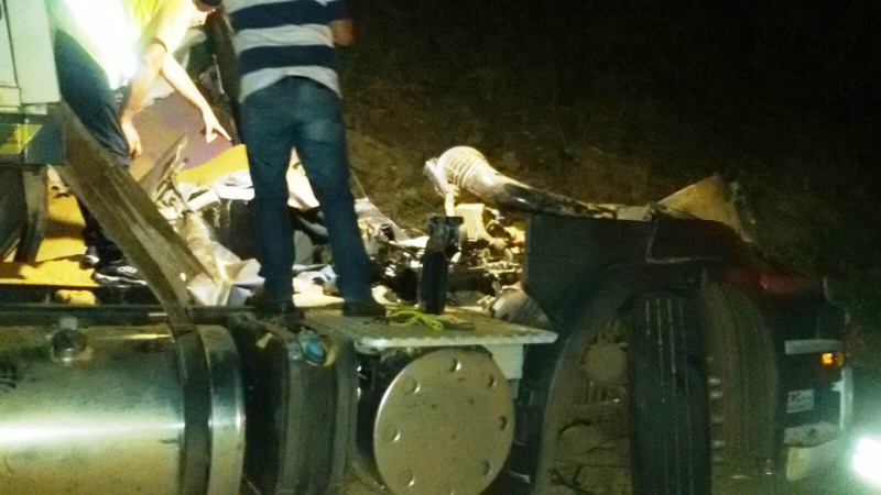 Ocupantes da carreta morreram no local
