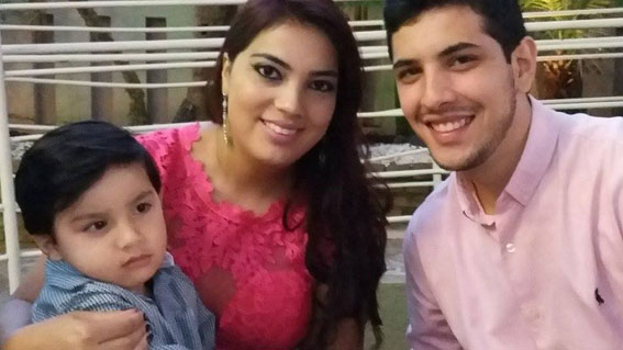 Hugo Alves de Freitas aniversariante de hoje, com a esposa Fernanda e o filho Miguel 