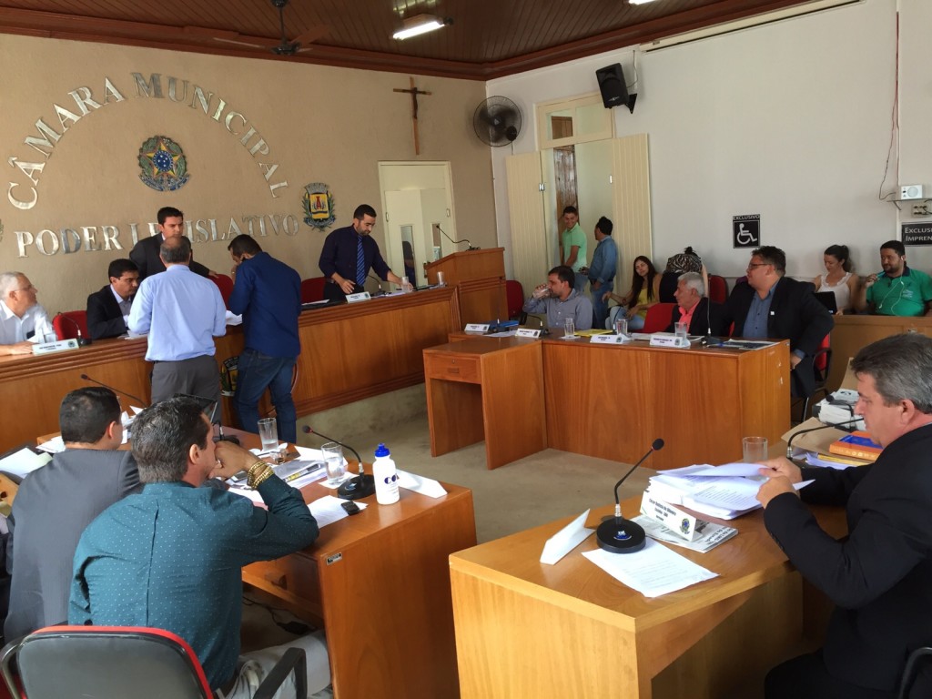 Três vereadores da base do prefeito assinaram com o vereador Dhiosney o documento que ainda será apresentado na próxima terça-feira.