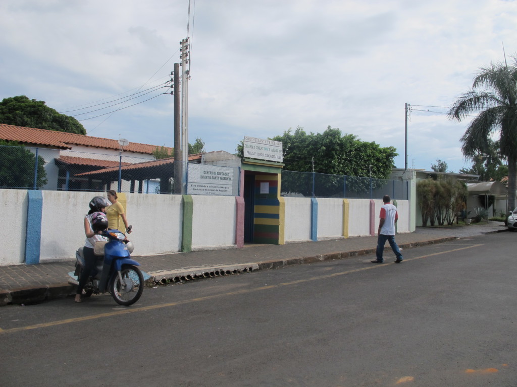 Várias pessoas acampam em frente a escola Irmã Margarida para conseguir uma vaga 