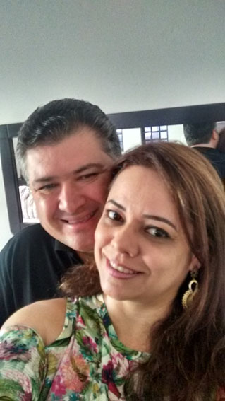 Juliana de Lima Vasconcelos Moreira, aniversariante do dia 15, com o marido Klaus Moreira de Farias 