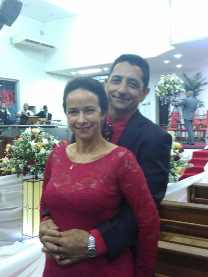 Nivaldo Vaz Carneiro aniversariante do dia 13 ao lado da esposa Ana Ester 