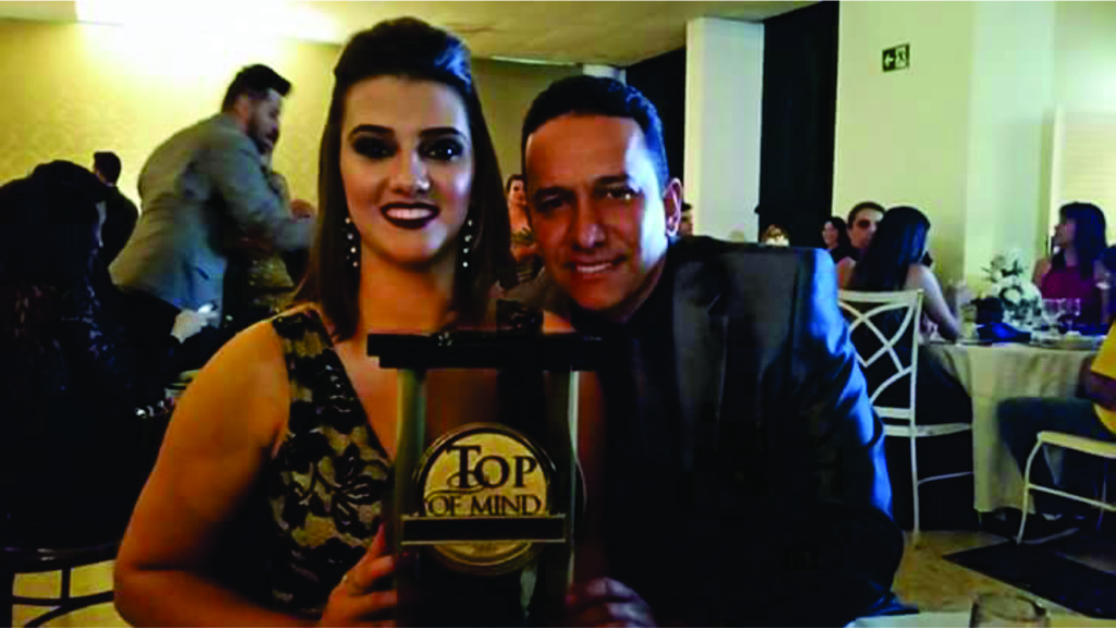 Paula Mendonça aniversariante do dia 16 ao lado do esposo Gustavo Silva de Brito 