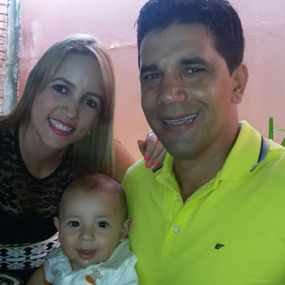 Wellington Salatiel aniversariante do dia 17 ao lado da esposa   Juliana Salatiel e do filho Thales Salatiel 