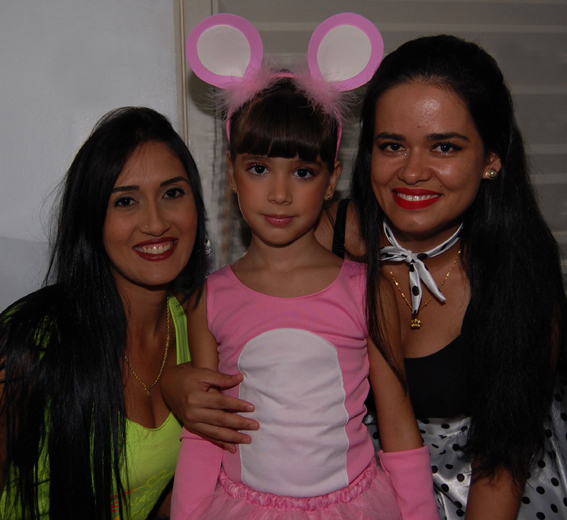 Isadora com as professoras Helena e Stefani