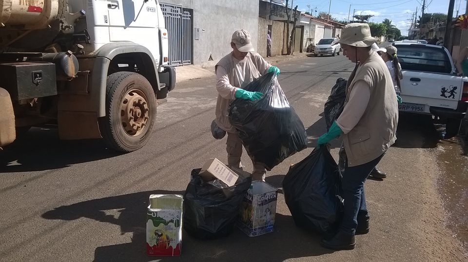 Colaboração dos moradores é fundamental para manter quintal limpo após a visita dos agentes de endemias