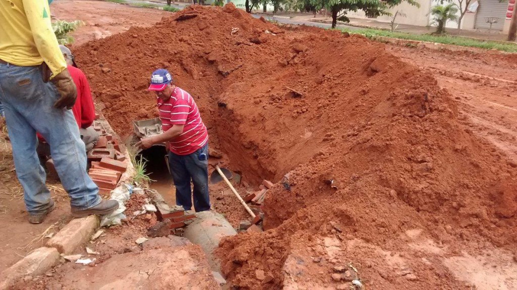 Equipe realiza cortes das rampas de acessibilidade nas esquinas e sarjetas