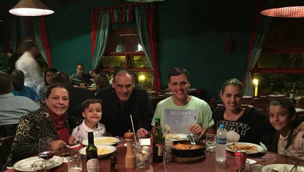 Em Gramado, com muito charme e elegância a socialite Carminha Araújo, curtiu semana de descanso ao lado do maridão Rubens Martins Araújo, do filho André, da nora Letícia, dos fofíssimos netinhos Tomás e Enrico, e da Giovanna. E claro, estando por lá, Carminha não abriu mão do jantar Italiano na tradicional Cantina Pastasciutta.