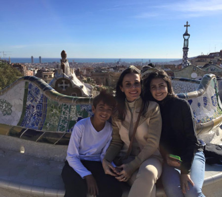 Myrian Patrícia Alcântara diretamente do Parque Güell – Barcelona, ao lado dos filhos Eduardo Alcântara e Beatriz Alcântara. A bela socialite está em férias por lá!