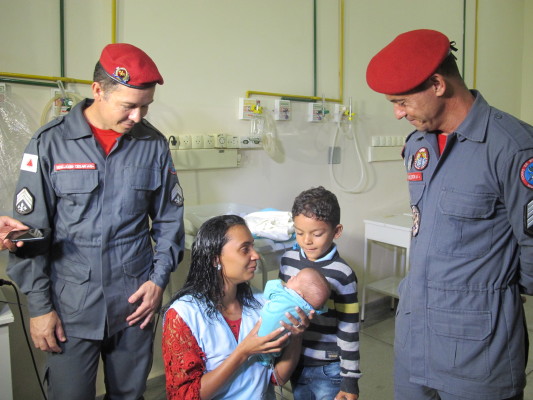 Imprensa local e da região acompanhou a visita dos bombeiros, que salvaram a vida de um bebê prematuro