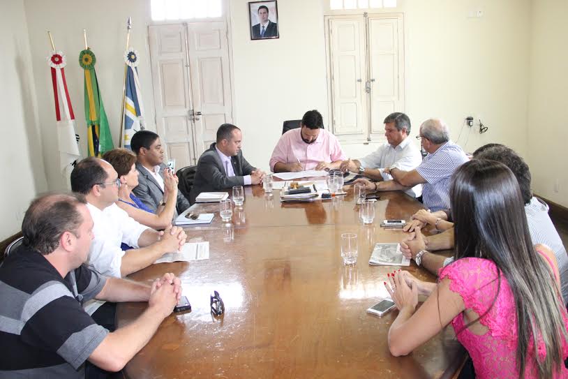 Convênio entre prefeitura e Ministério da Agricultura foi assinado no dia 30 de dezembro (Foto: Enivaldo Silva)