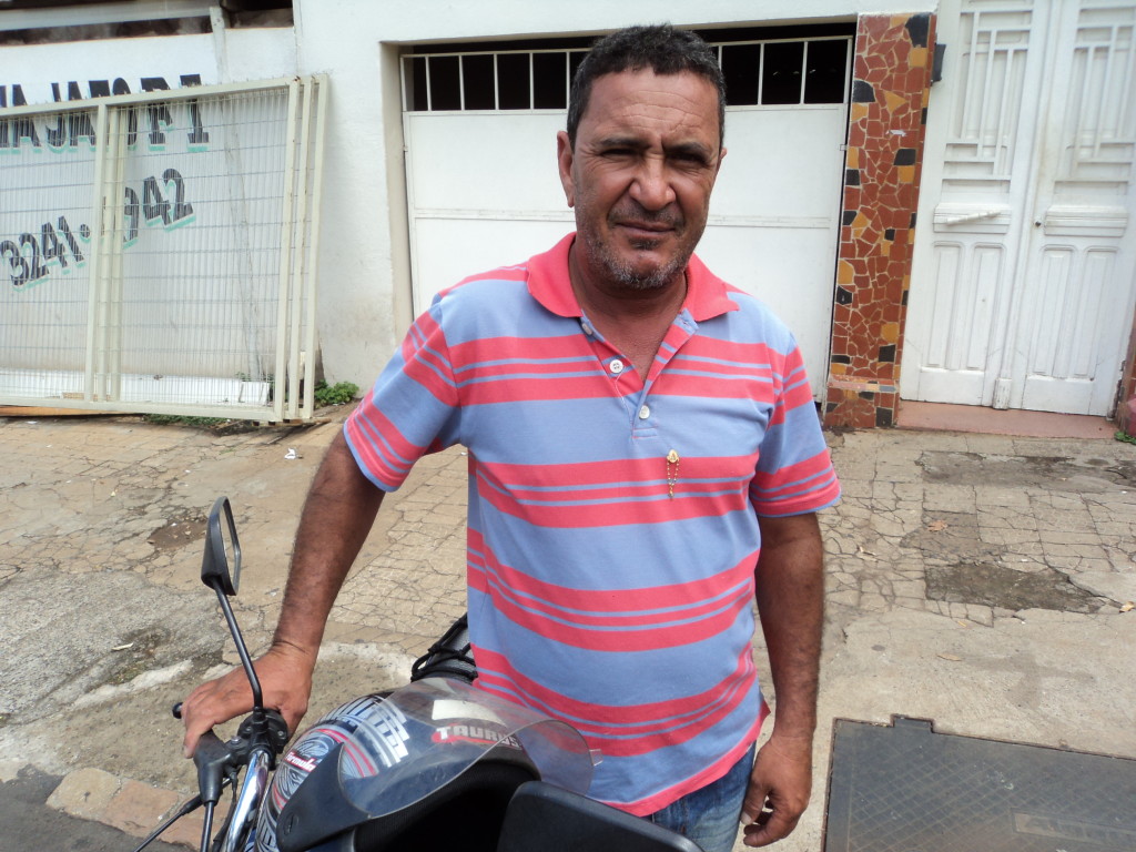 Eduardo da Silva Rodrigues, motociclista “Em Araguari, o trânsito não é fácil. A imprudência é dos condutores de carros e motos, mas nem sempre a culpa é do motociclista. É preciso ter mais educação para dirigir veículos”.