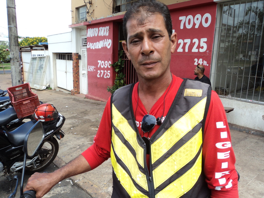 Célio Marinones Borges, mototaxista “A maioria dos acidentes não envolve mototaxistas. Quando ocorre, muitas vezes estavam certos. Falta mais respeito dos motoristas de automóveis, vans e caminhões, que abusam da velocidade. A sinalização é o outro ponto falho, que precisa ser melhorado urgente em nossa cidade”.