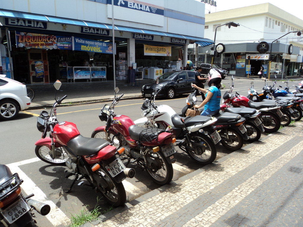 Motocicletas e motonetas lotam as ruas da cidade