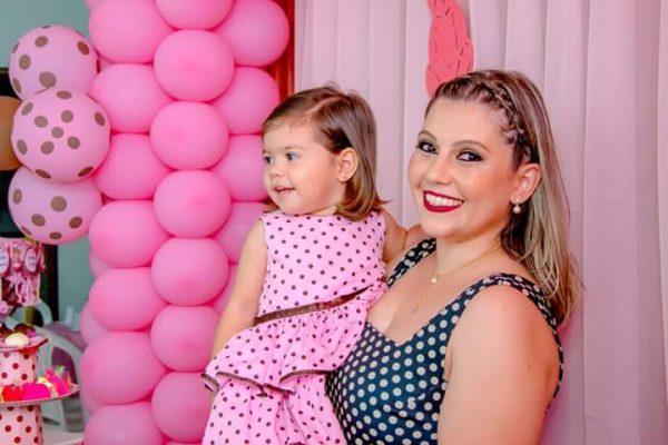Elaine Alves Barbosa aniversariante do dia 25. Na foto com a filha Isabela Barbosa 