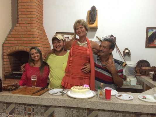 Ernaldo Brito aniversariante do dia 20, com a esposa Vera Lucia do dia 9. Na foto também, o filho Diogo e a nora Daphne. 