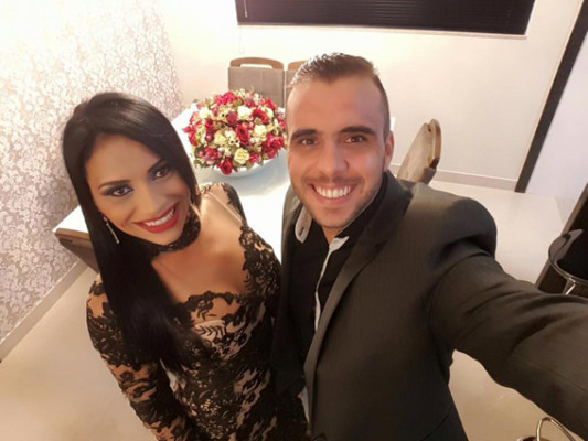 Fernanda Andrade comemorou aniversário nesta terça-feira ao lado o maridão Arlindo Piassa #Parabéns