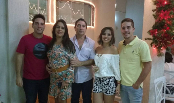 Os aniversariantes Gustavo e Glaucia ao lado da família! Na foto, Marcos Antunes de Souza, Gabriela e Bruno #Parabéns
