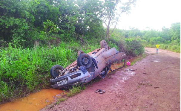 Veículo capotou numa curva da estrada vicinal da Sul Brasil