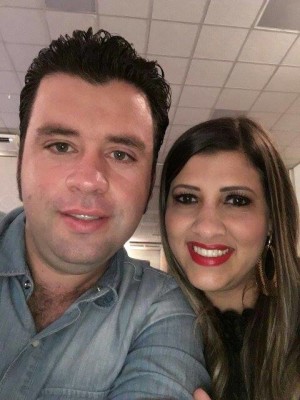 Leidiane Fernanda da Silva Oliveira aniversariante do dia 27, com o marido Sebastião Carlos 