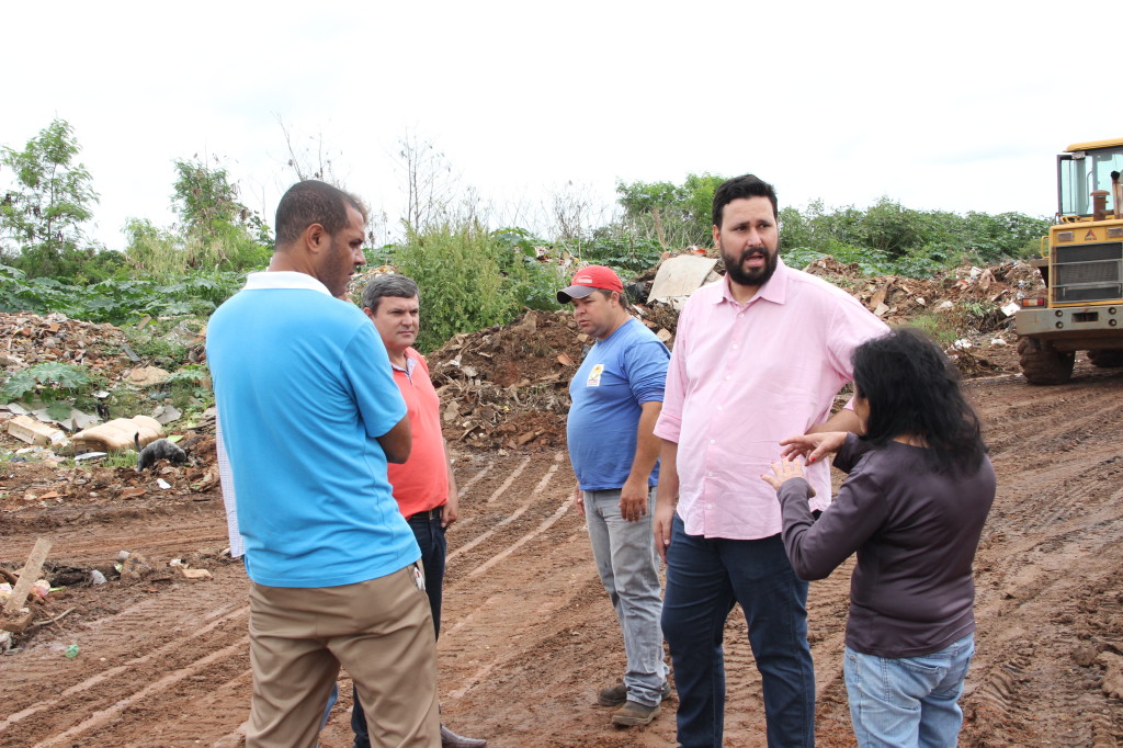 O serviço é realizado com as máquinas e caminhões da secretaria de Obras