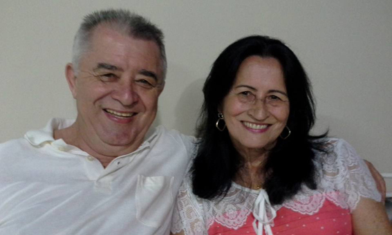 Maria das Neves Mendonça, aniversariante do dia 8, com o esposo José Geraldo Mendonça 