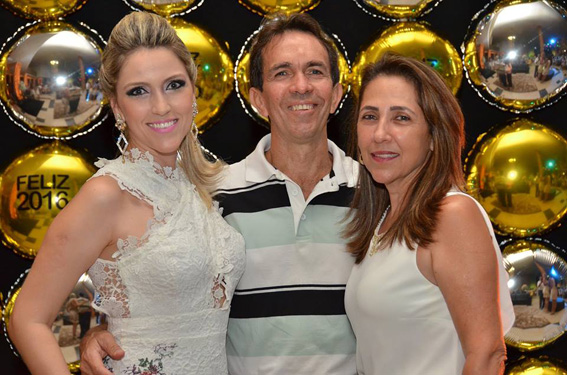 Fabryne Obalhe repórter da TV Integração afiliada da Rede Globo, notada no Réveillon do Pica-Pau. A importante repórter, que atualmente está em Ituiutaba, escolheu sua cidade natal para brindar o novo ano ao lado dos pais.