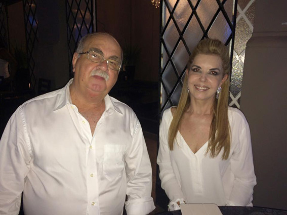 Dr. Mauro Belisário Barreiros da Cunha e a esposa Cleiret Godoi Oliveira da Cunha escolheram o elegante Restaurante Bistrô Benadé em Uberlândia, para brindar a chegada de 2016. Ao lado da linda filha Andréia de Oliveira R. da Cunha Couri e do genro Dr. Carlos Eduardo Couri desfrutaram do mais exclusivo e sofisticado Réveillon da região.