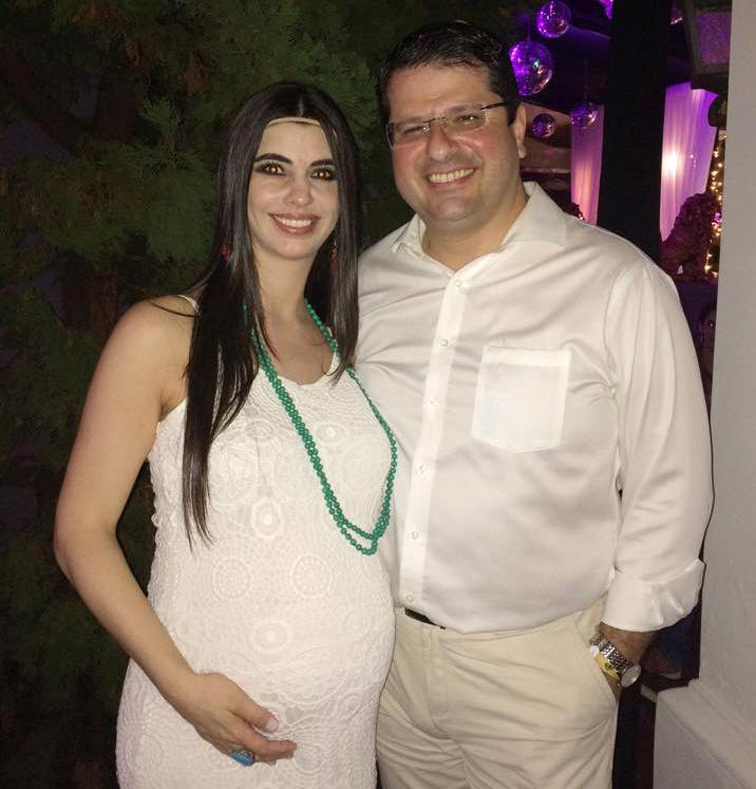 Dr. Mauro Belisário Barreiros da Cunha e a esposa Cleiret Godoi Oliveira da Cunha escolheram o elegante Restaurante Bistrô Benadé em Uberlândia, para brindar a chegada de 2016. Ao lado da linda filha Andréia de Oliveira R. da Cunha Couri e do genro Dr. Carlos Eduardo Couri desfrutaram do mais exclusivo e sofisticado Réveillon da região.